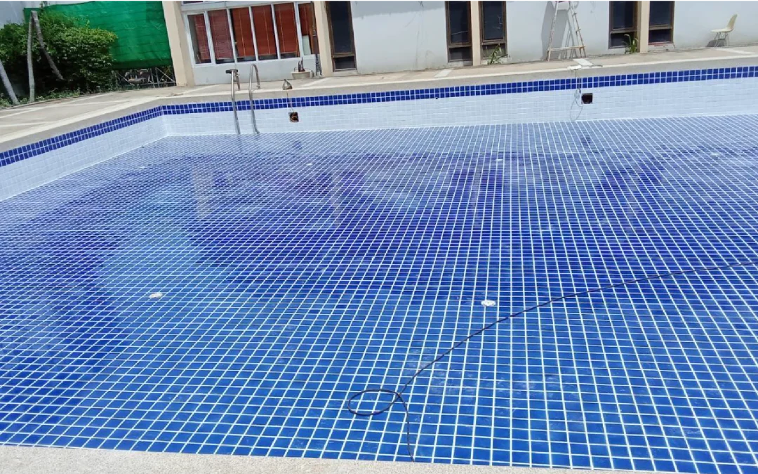 งานปูกระเบื้องสระว่ายน้ำ หมู่บ้านสัมมากรรามคำแหง